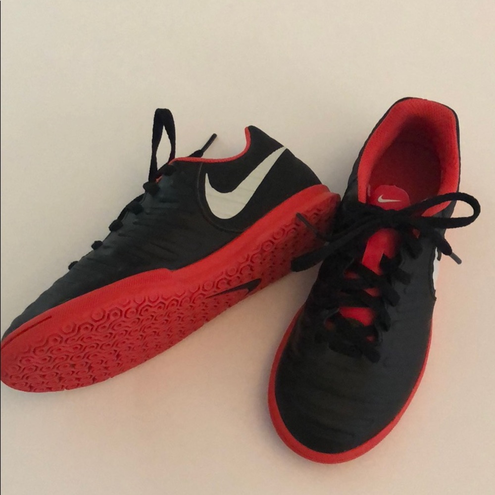 Nike Boys Size 2 indoor sports shoe